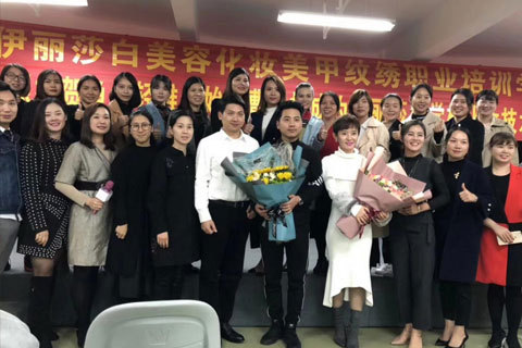周杰伦巡回演唱会御用形象造型师辰薇老师为伊丽莎白化妆学校授课