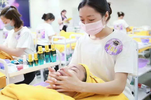 学美容去哪里学的好又学的快？